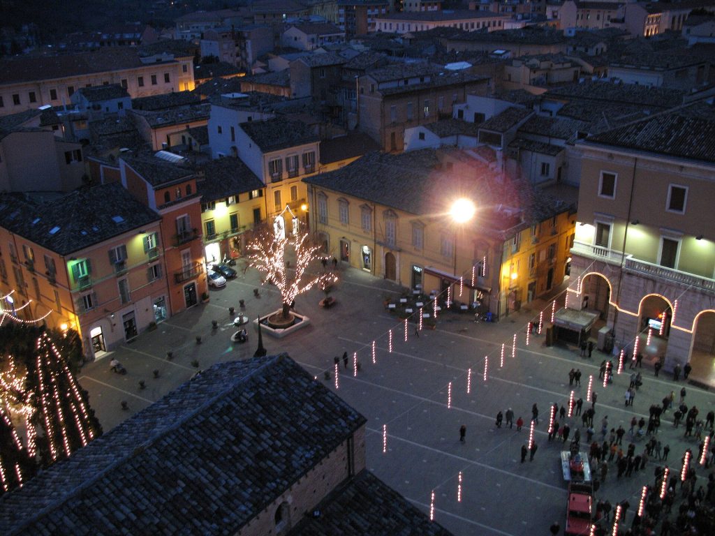 Calze, quaderni e nessun sipario: Teramo dal 1959 al 2014
